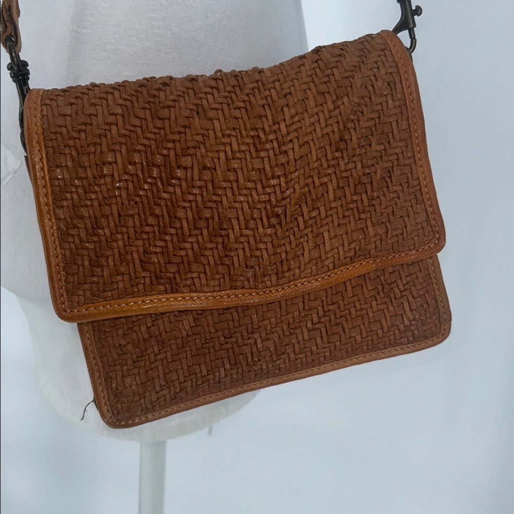 Juju & Co- Women’s Hut Weave Cross Body - Cognac Brown Woven Shoulder Bag - Picture 5 of 10